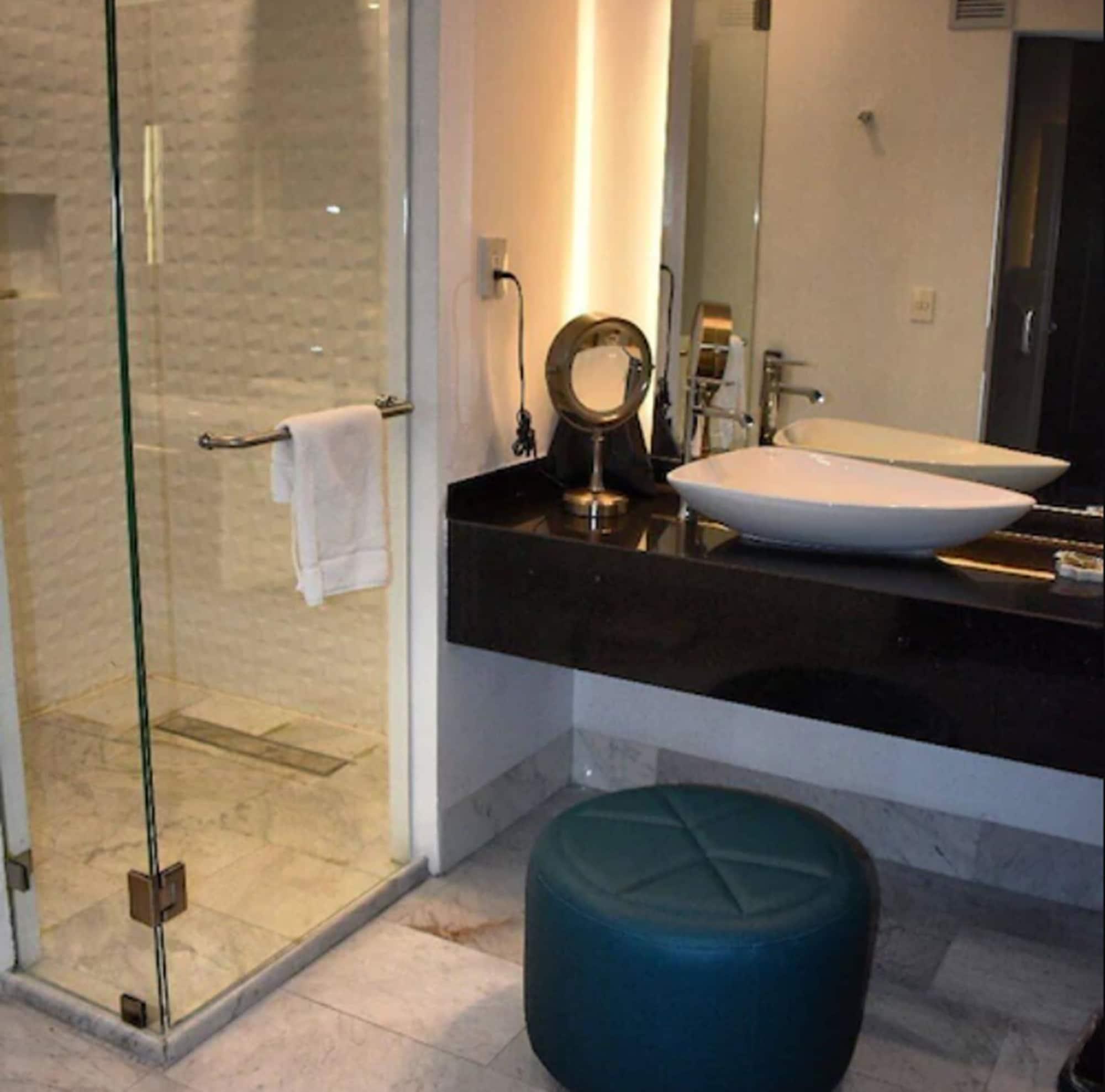 Baruk Guadalajara Hotel De Autor Екстер'єр фото A bathroom in a hotel