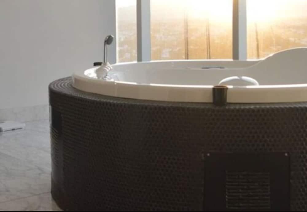 Baruk Guadalajara Hotel De Autor Екстер'єр фото A whirlpool bathtub
