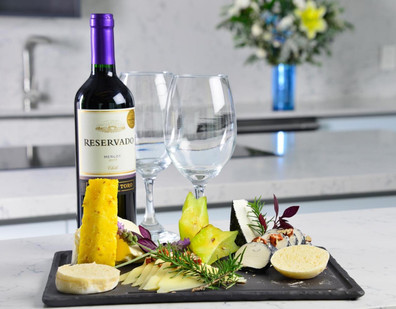 Baruk Guadalajara Hotel De Autor Екстер'єр фото A wine and cheese pairing